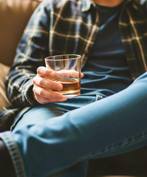 Мужчина пьет алкоголь